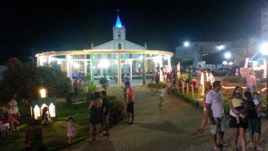 LIVRAMENTO: ILUMINAÇÃO DE NATAL DA PRAÇA DOM HÉLIO PASCOAL ATRAI VISITANTES