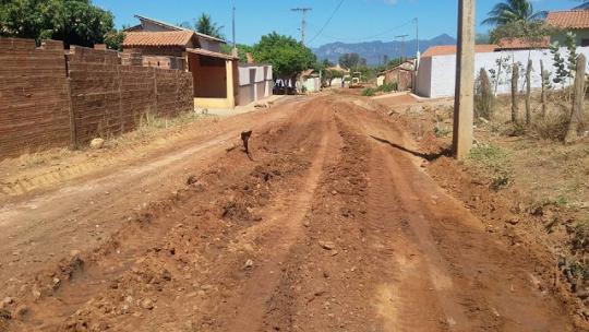 LIVRAMENTO:PREFEITURA INICIA TERRAPLANAGEM PARA PAVIMENTAÇÃO ASFÁLTICA NA BARRINHA