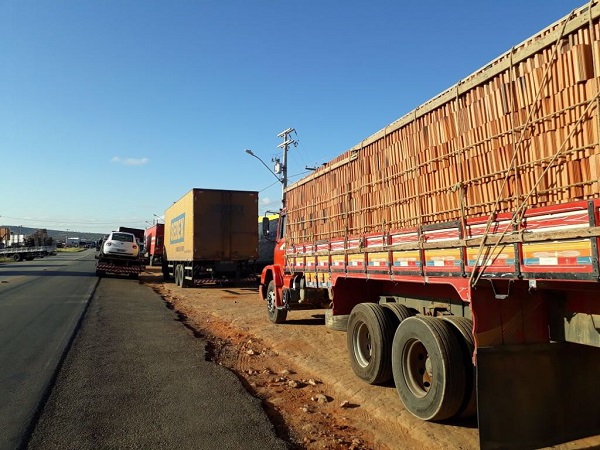 Brumado: Grupo de caminhoneiros fecha trecho perto de entrada da cidade