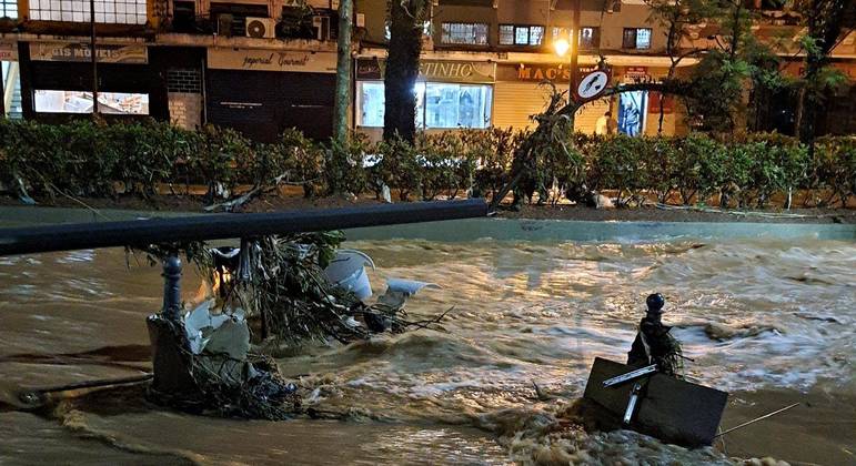 Sobe para 38 o número de mortos pelas chuvas em Petrópolis