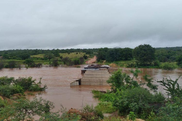 Brumado: Barragem volta a transbordar e pontes ficam submersas em distrito