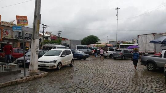 LIVRAMENTO: TRÂNSITO DESORGANIZADO NA PRAÇA JOÃO MARQUES PREJUDICA COMERCIANTES E CLIENTES