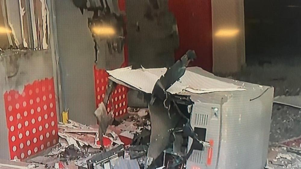 Simões Filho: Homens armados invadem banco e explodem caixa eletrônico