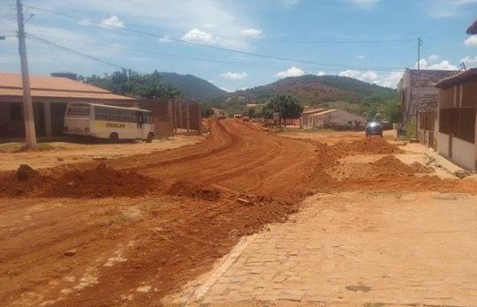 Livramento: Obras de terraplanagem e pavimentação asfáltica seguem a todo vapor no distrito de Iguatemi 