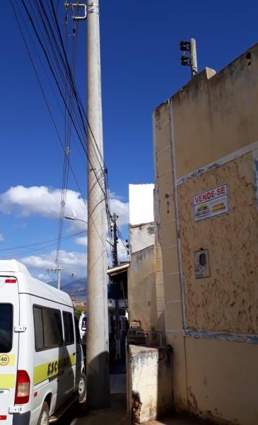 LIVRAMENTO: ADVOGADO FAZ REPRESENTAÇÃO AO MP-BA CONTRA A COELBA POR QUEDAS DE ENERGIA E POSTES IRREGULARES