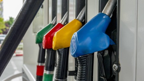 Gasolina passa de R$ 6 por litro pela primeira vez em dez meses