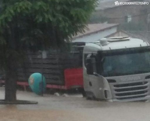 Chuva forte provoca alagamento na Bahia