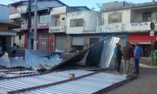 Ventania arranca telhado e arremessa cobertura a 15 metros