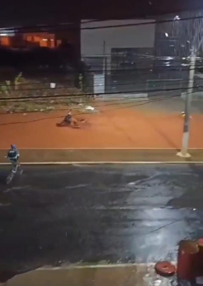 Temporal no Sudoeste baiano alaga hospital, derruba muros e arrasta veículos