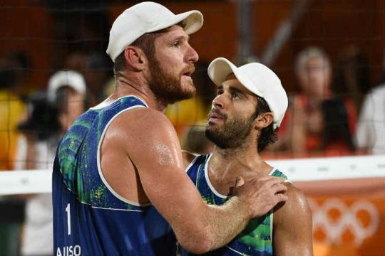  Dupla brasileira de vôlei de praia vence italianos e leva ouro