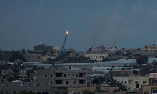 Israel e Hamas intensificam bombardeios; Conflito deixa dezenas de mortos.