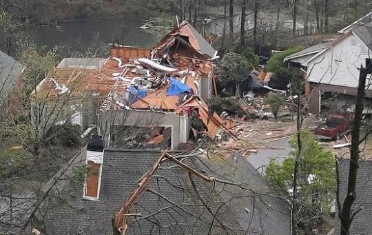 Tornados deixam ao menos cinco mortos e danos nos EUA