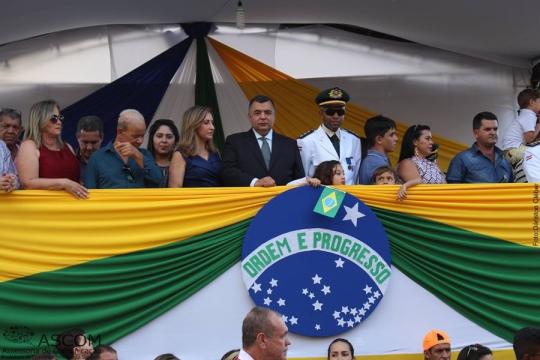 LIVRAMENTO: AVENIDA PRESIDENTE VARGAS FICOU COMPLETAMENTE LOTADA PARA ASSISTIR DESFILE DE 7 DE SETEMBRO