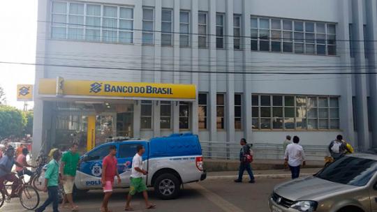 Sem bancos no interior, baianos se viram pegando carona e colocando dinheiro no sutiã