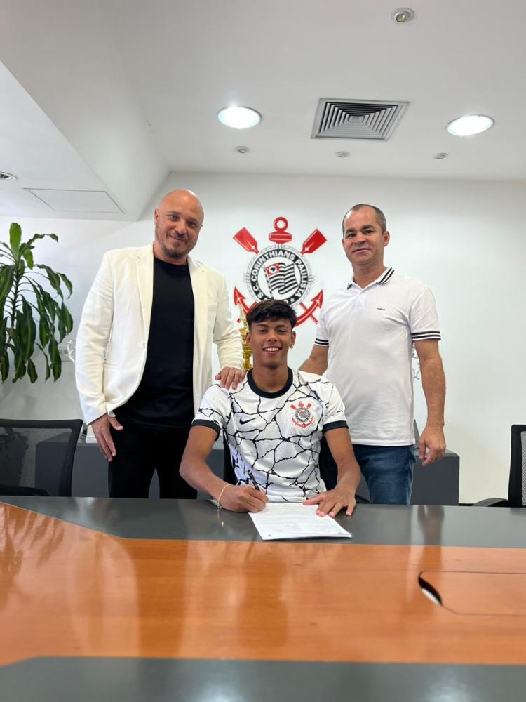 Rafael Correia Venancio, filho de livramentense, assinou contrato profissional com o Corinthians-SP