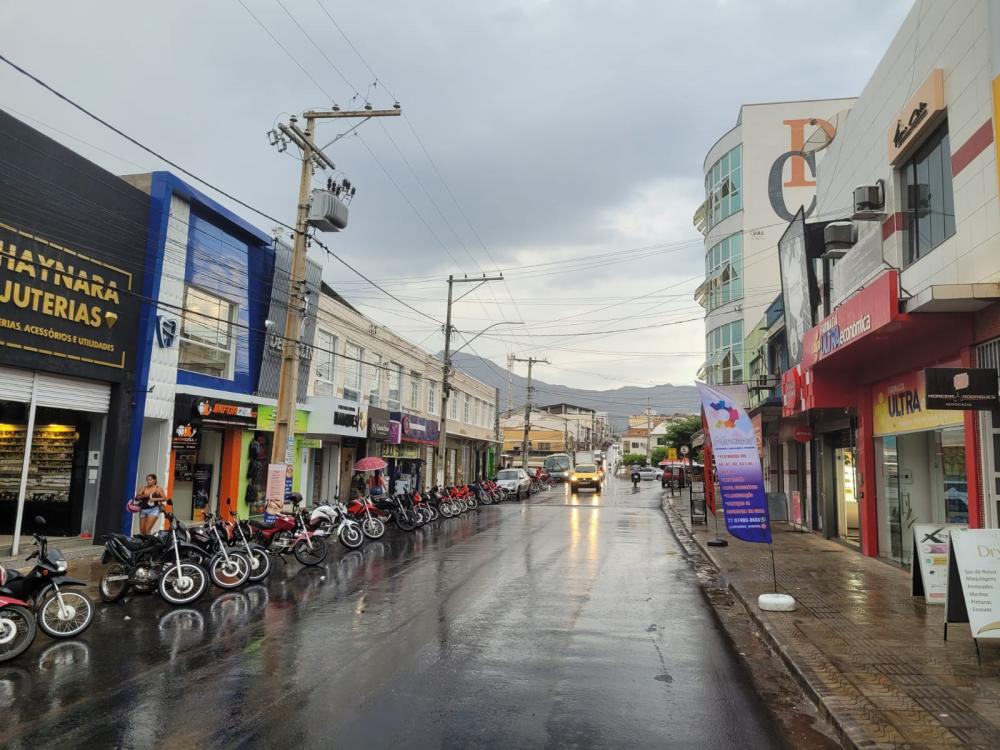 Livramento: Pancadas de chuva na tarde desta terça-feira (03) diminuiu o forte calor dos últimos dias