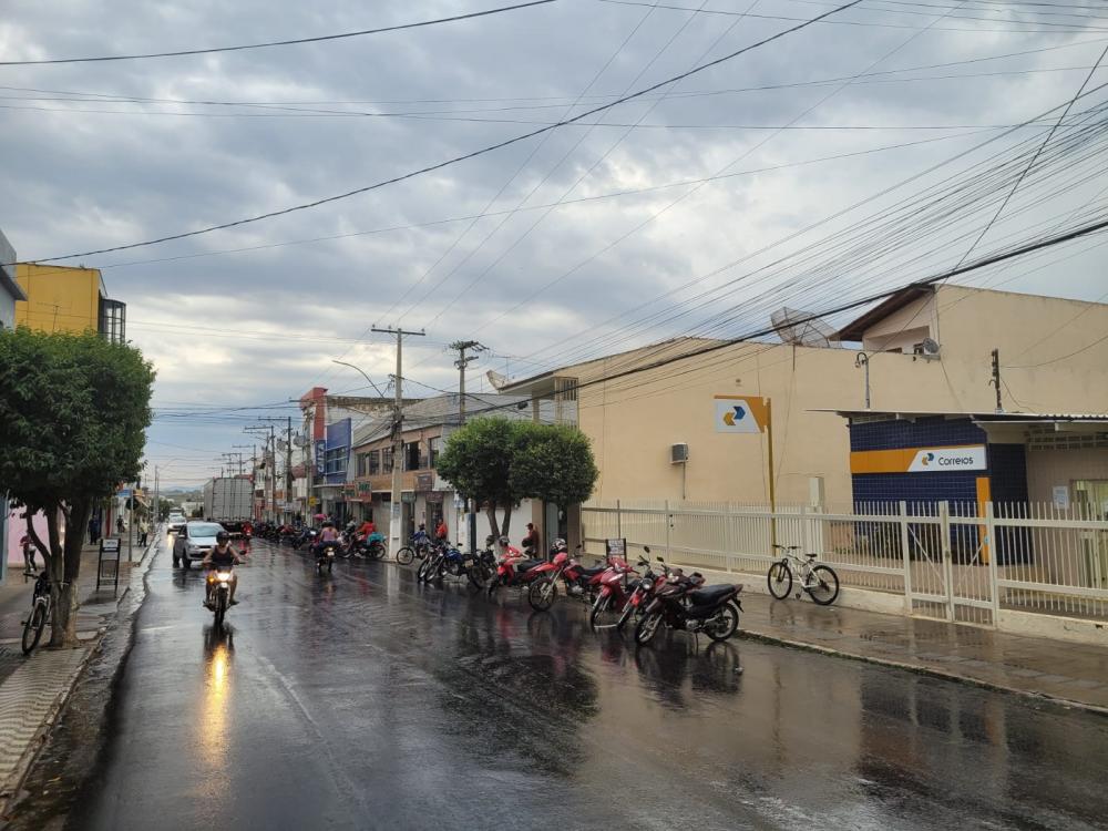 Livramento: Pancadas de chuva na tarde desta terça-feira (03) diminuiu o forte calor dos últimos dias