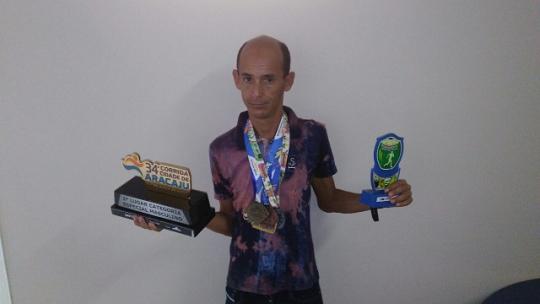 TÕE CORREDOR APRESENTA TROFÉUS E MEDALHAS CONQUISTADAS NO MÊS DE MARÇO EM CIDADES DO NORDESTE