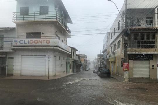 LIVRAMENTO: TEMPO PERMANECE CHUVOSO ATÉ A PRÓXIMA QUARTA (11)