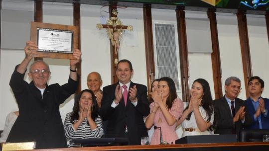DOM ARMANDO BUCCIOL RECEBE DO LEGISLATIVO O TÍTULO DE CIDADÃO BAIANO