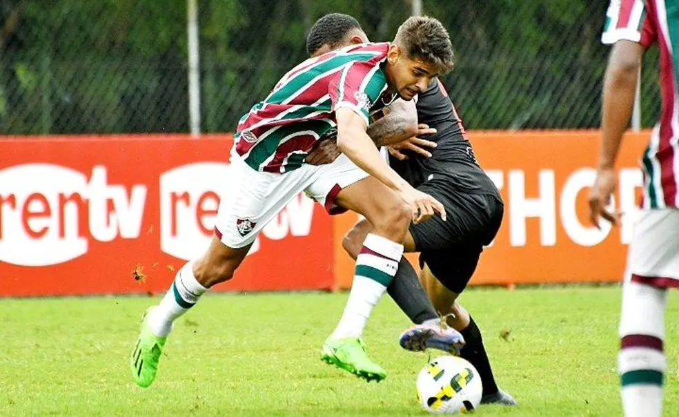 João Neto, do Fluminense, celebra volta após um ano: 