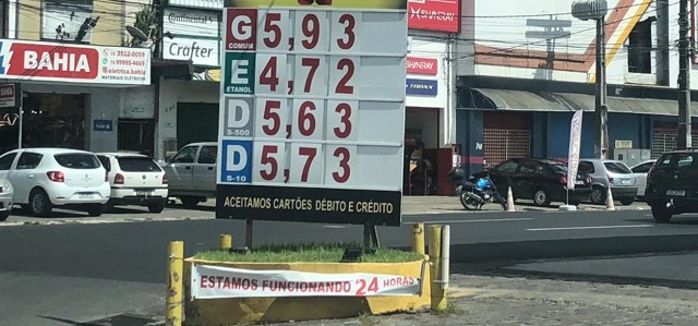 Feira de Santana: Postos de combustíveis reduzem preços após fiscalização do Procon
