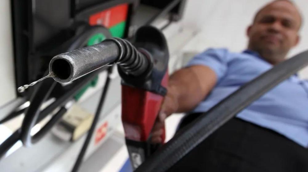 Gasolina cai 16% na refinaria, mas preço sobe 37% nos postos em 3 anos