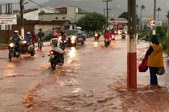 LIVRAMENTO: APÓS CHUVA FORTE RUAS FICARAM ESBURACADAS