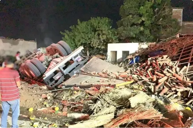 Caminhão desgovernado invade casas no Sudoeste baiano; local já teve acidente com 2 pessoas mortas