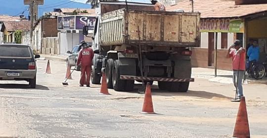 LIVRAMENTO: SIT REALIZA OPERAÇÃO TAPA-BURACO NA BA-152