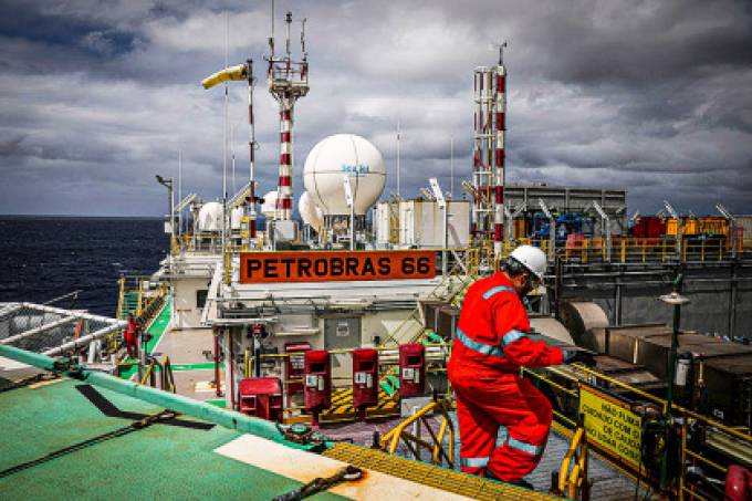 Petrobras avalia aumentar preços de combustíveis