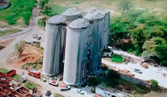 Parte de antiga fábrica de cimento desaba e deixa pessoas soterradas
