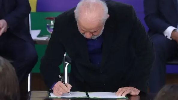 Lula assina parecer que prevê demissão para casos de assédio sexual no serviço público federal