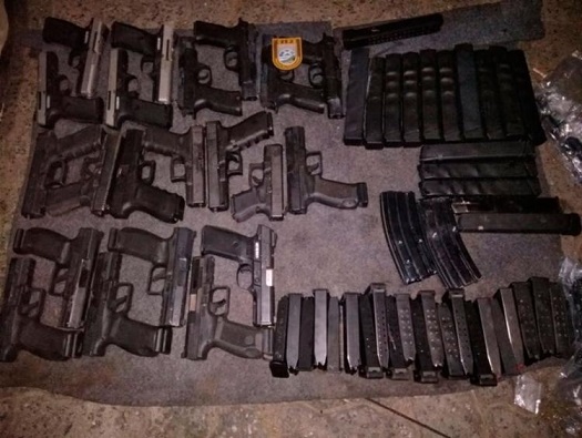 Homem é preso com 21 pistolas escondidas em tanque de carro