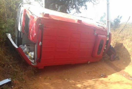 LIVRAMENTO: Ambulância do SAMU 192 tomba na estrada da comunidade da Barrinha 