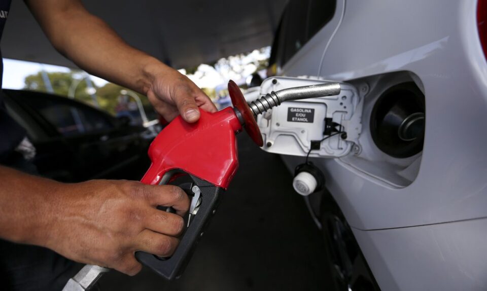 Petrobras anuncia redução de R$ 0,10 no preço da gasolina