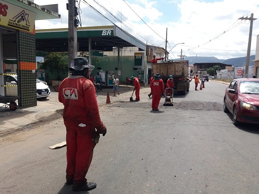 LIVRAMENTO: SIT REALIZA OPERAÇÃO TAPA-BURACO EM TRECHO URBANO DA BA-148