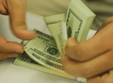 Dólar cai pela 4ª vez seguida e vai abaixo de R$ 4,60