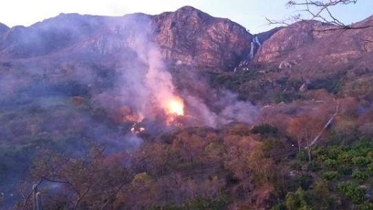 SERRA DAS ALMAS: INCÊNDIO PRÓXIMO AO BALNEÁRIO MUNICIPAL DE LIVRAMENTO DEIXA POPULAÇÃO EM ALERTA