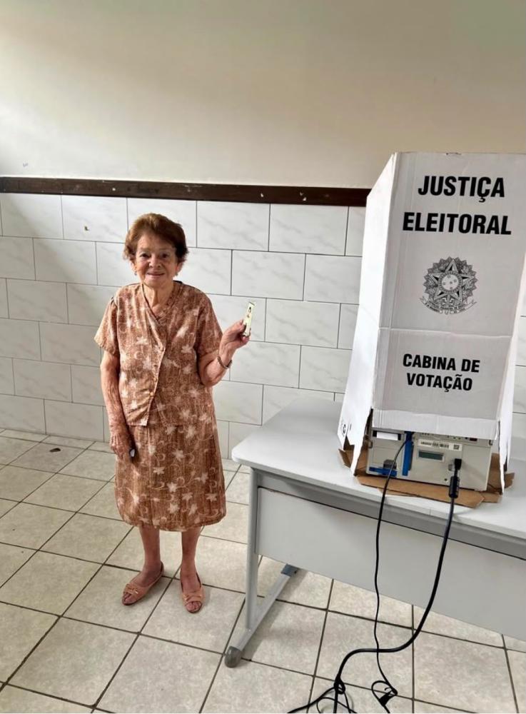 Dona Adalgisa de 98 anos fez questão de votar: 
