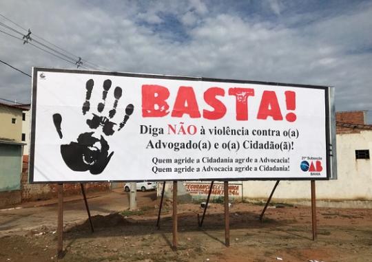 LIVRAMENTO: OAB/BA SUBSTITUIU OUTDOOR PICHADO POR VÂNDALOS