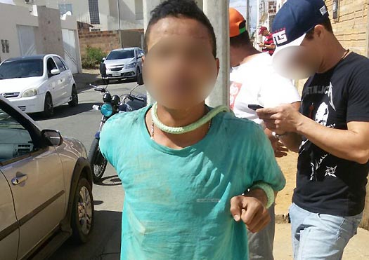 Ladrão aparentando ser menor é espancado e amarrado em poste por populares