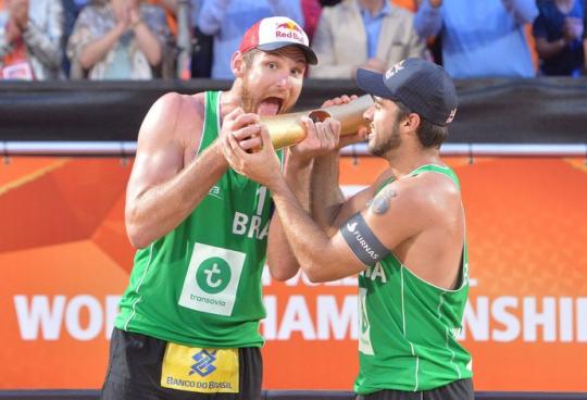Alison e Bruno Schmidt são campeões, e Brasil fecha Mundial com dois ouros