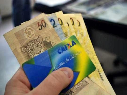 Abono salarial de R$ 788 para nascidos em agosto começa a ser pago hoje