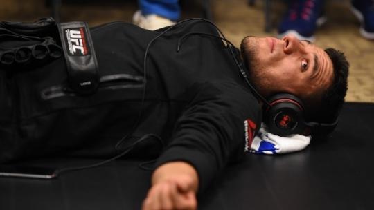 Dos Anjos quebra o pé e está fora do duelo contra McGregor, diz site