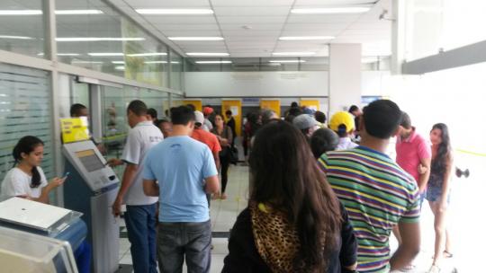 BANCO DO BRASIL COM MUITO MOVIMENTO NESSA SEGUNDA-FEIRA