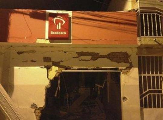 Quadrilha explode caixas e cofre de agência do Bradesco em Jussara