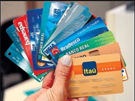 Brasileiros usam cartão de crédito de forma exagerada, diz Banco Central