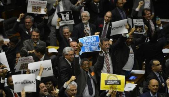 Câmara rejeita redução da maioridade penal para 16 anos por apenas 5 votos