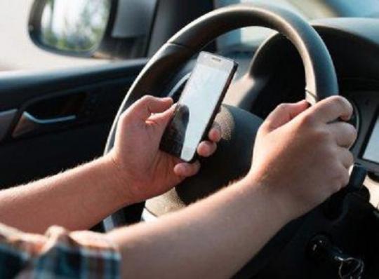 Uso de celular por motoristas aumenta em 400% risco de acidente